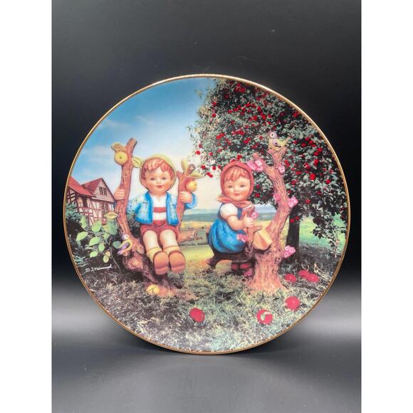 Vintage 1992 MJ Hummel Apple Tree Boy and Girl Plate - Picture 1 of 4